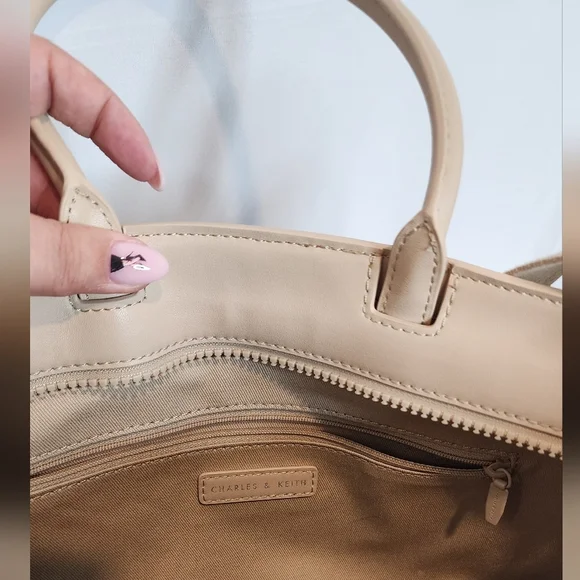 🔥Charles&Keith Nasrin Geometric Tote Bag Large Oat Large - Picture 10 of 11